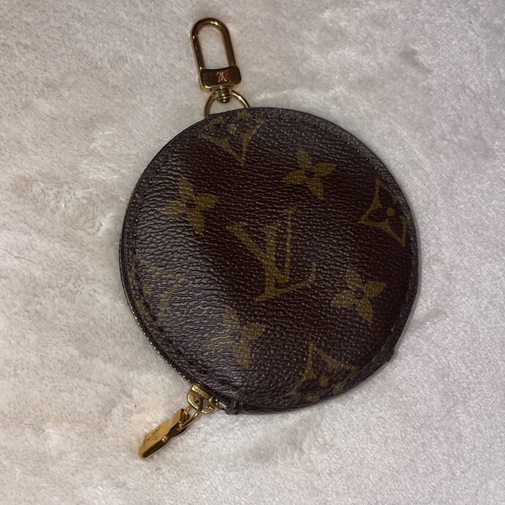 Authentic Louis Vuitton Round Coin Purse in Monogram Canvas Swivel Clip